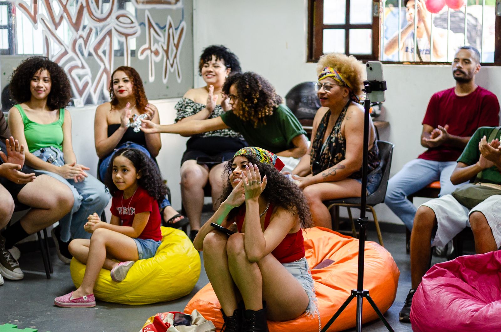 Comunidade participando de atividades na horta