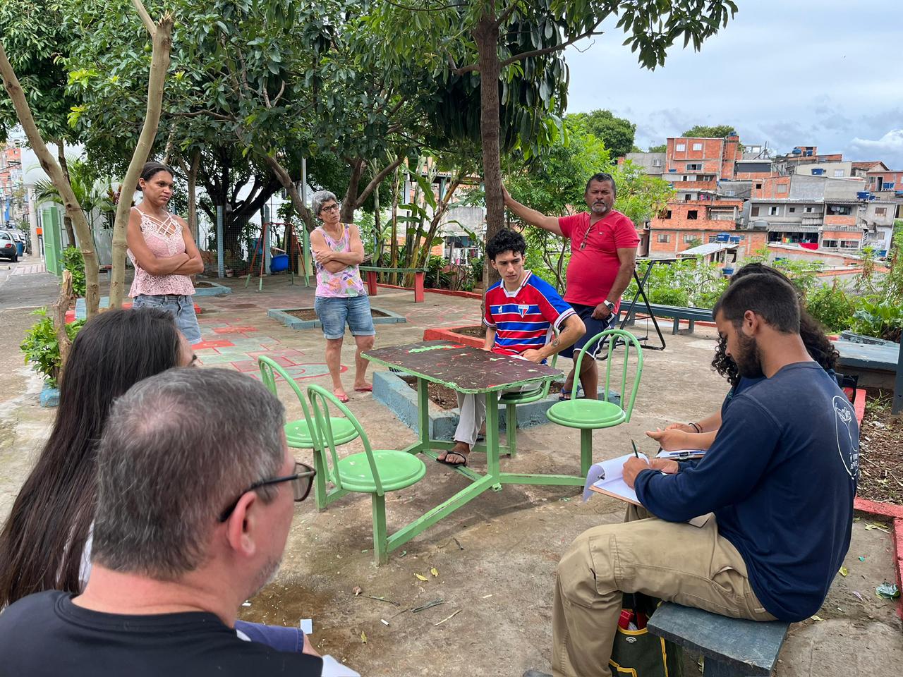Comunidade reunida na horta